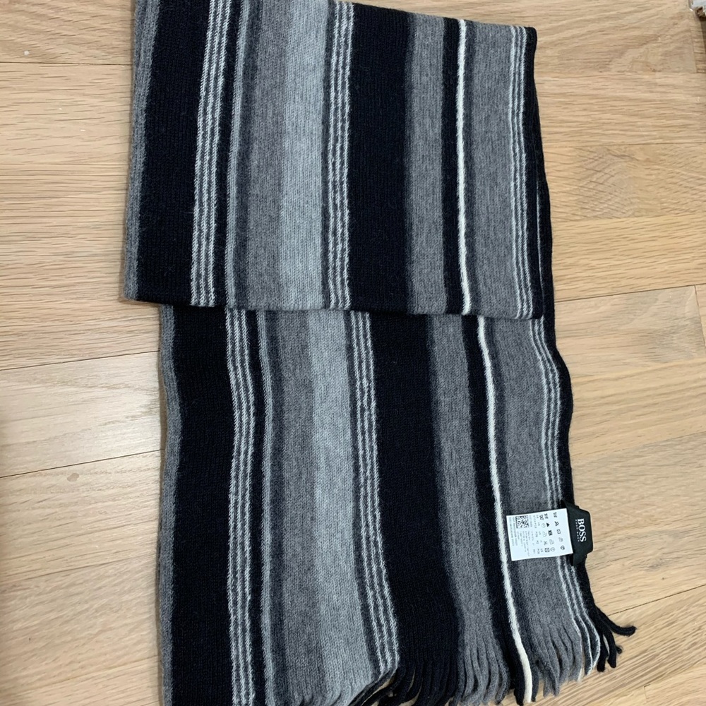 HIGO BOSS SCARF. EUC.